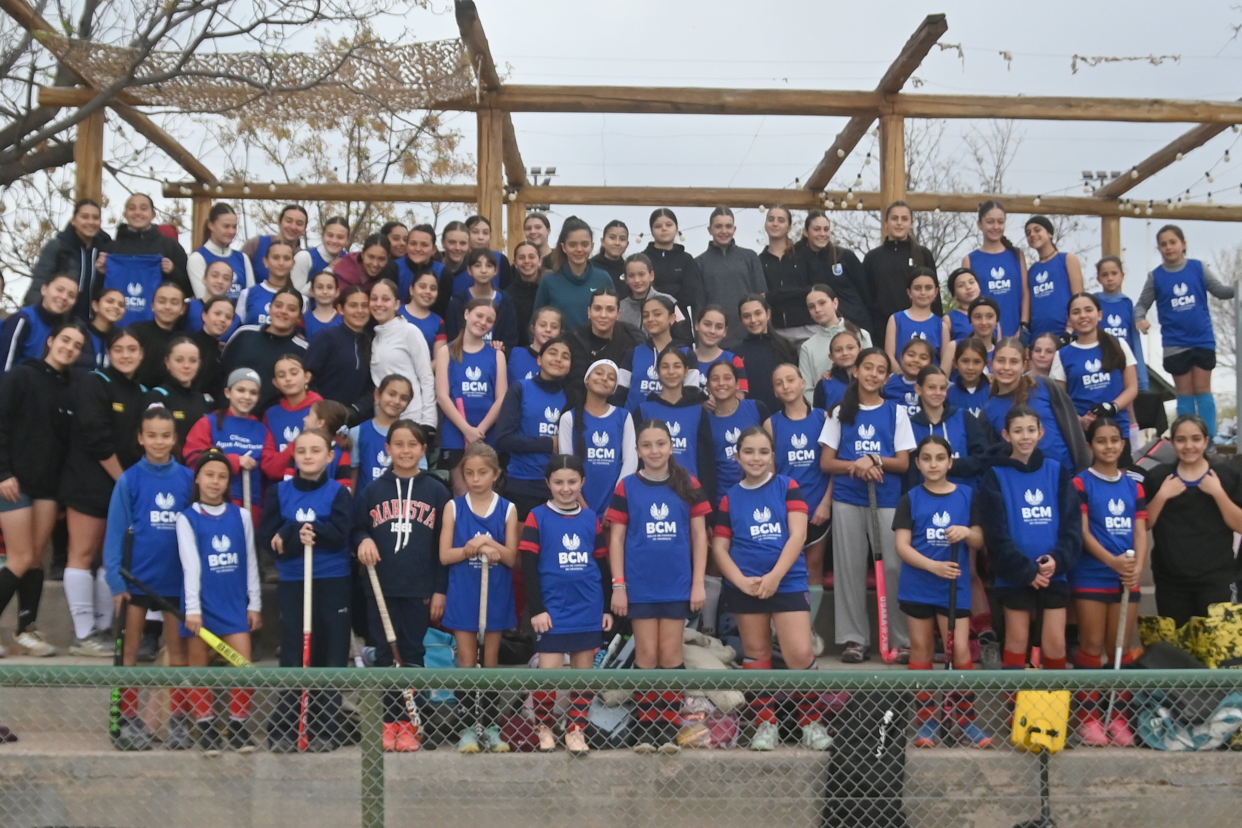 Una Leona en Mendoza: Agustina Albertario invitada por la BCM entrenó con jugadoras de hockey en una jornada solidaria